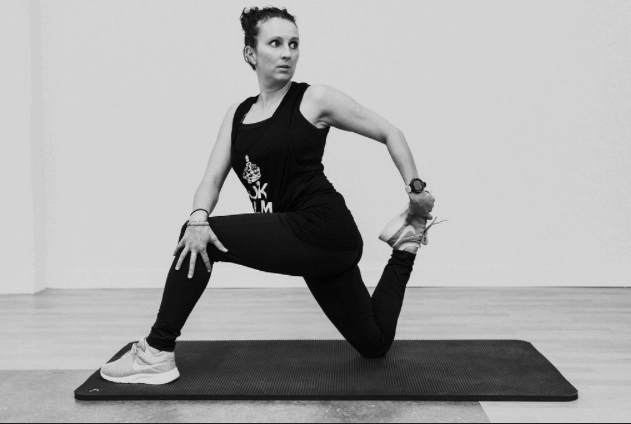 photo d'une femme en séance de pilates