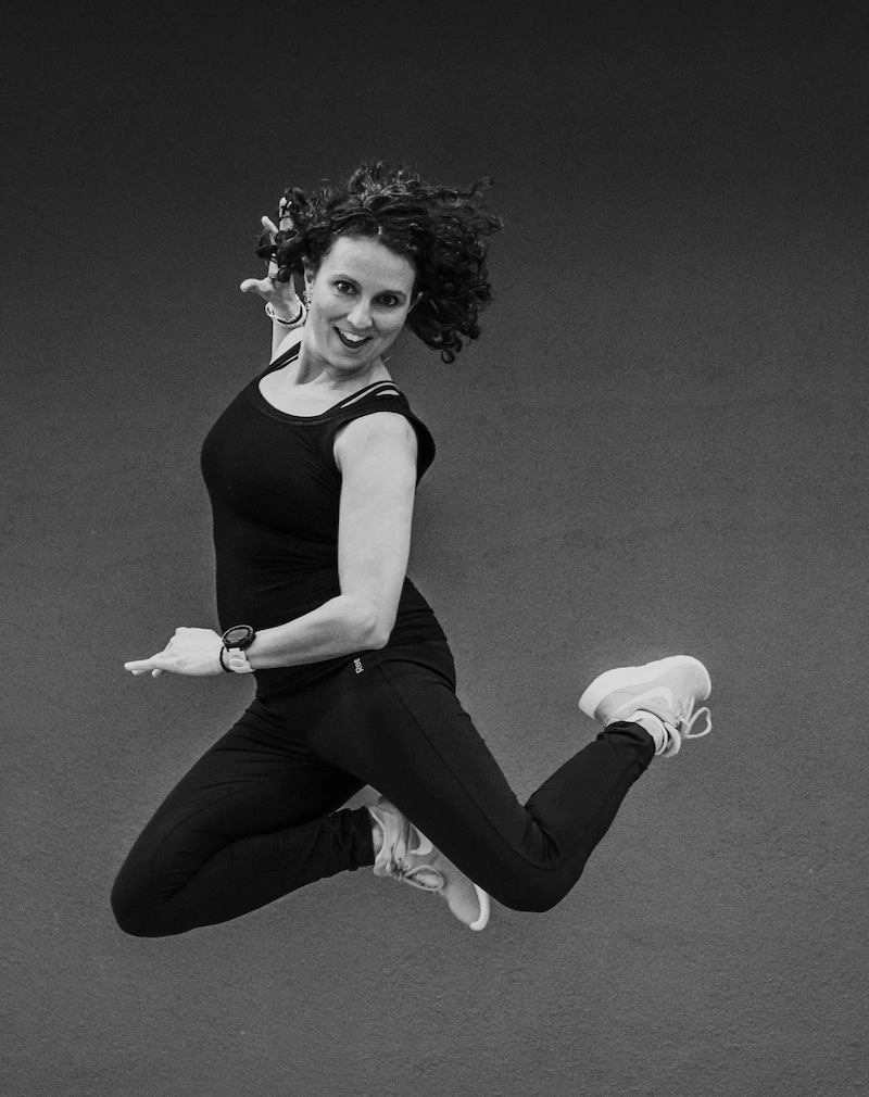 photo d'une femme qui saute de joie