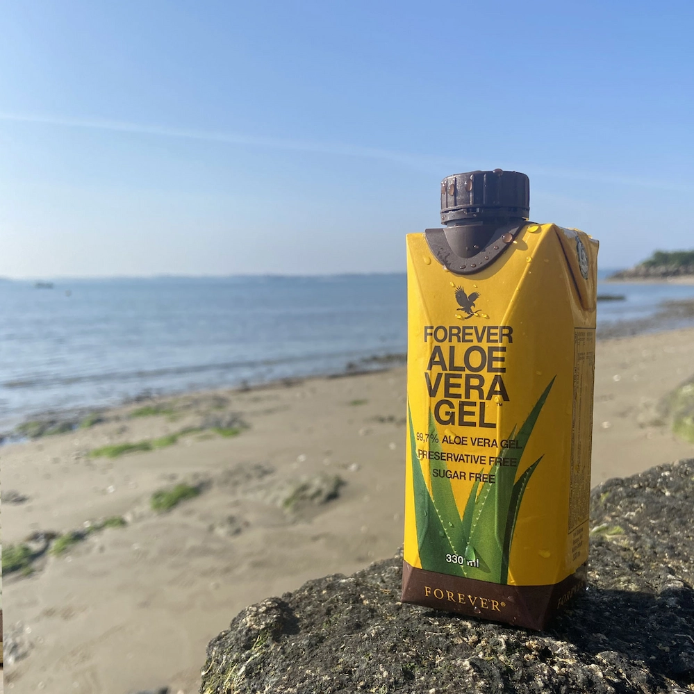 image d'un jus d'aloe vera sur la plage