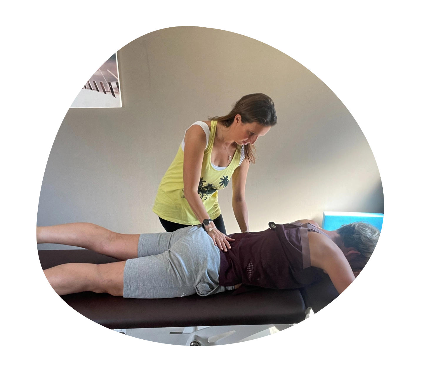 Image d'une femme en pleine séance d'éducation physique adaptée et sport santé